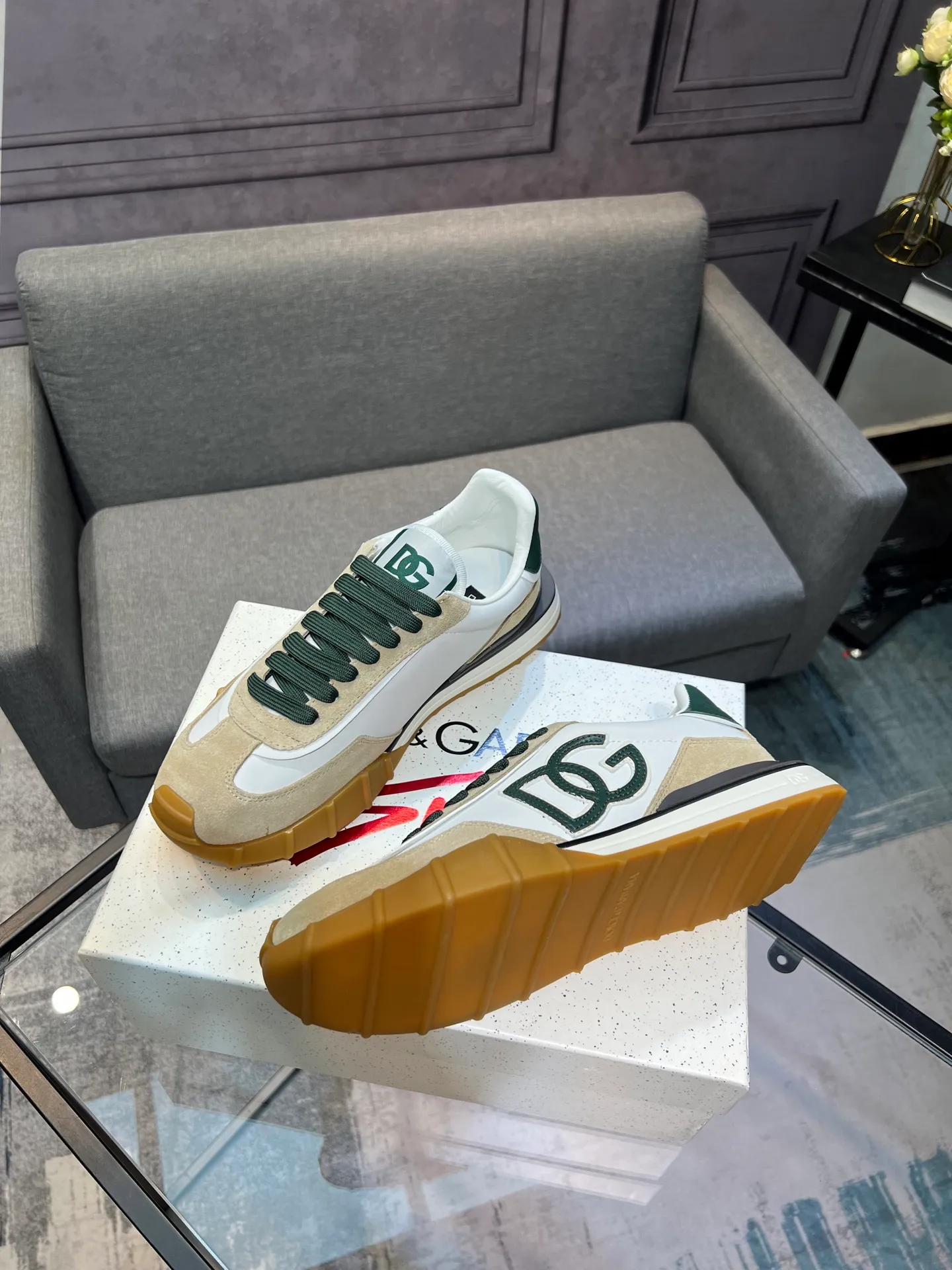 Men's shoes 💰560 Dolce&Gabbana D&G's latest casual sports shoes. Original purchase, development and production. DG's latest explosion. The tongue has the brand's iconic details. It is fashionable and versatile and can add luster to various looks. Create an exquisite design with unique dynamic vitality and modern atmosphere, showing modern and elegant style. Exquisite packaging at the delivery counter🛍📦 ▪️Fabric: Original customized cowhide, lining: Original customized breathable lining, Size: Men's 38-44 (45 46 customized)